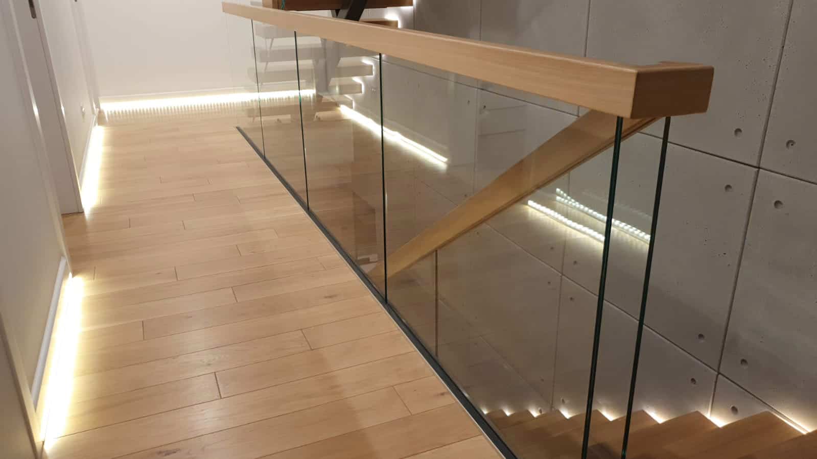 Po modernizacji - eleganckie szklane balustrady z LED