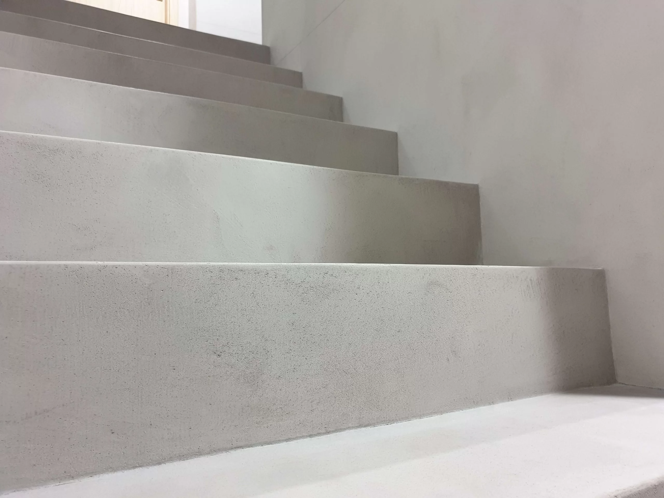 Nowoczesne schody betonowe z wykończeniem mikrocementem